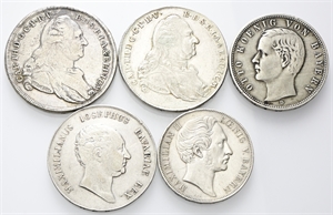 LOTTI MULTIPLI - Bavaria. XVIII e XX secolo. - Lotto di 5 monete tedesche in argento: n. 3 Talleri, n. 1 - 5 Marchi 1903 e n. 1 - 2 Gulden 1855.